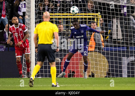 Anderlecht, Belgien. November 2017. Anderlechts Dennis Appiah (R) rettete den Schuss des Münchner Lewandowski (nicht abgebildet) auf der Linie während des Champions-League-Fußballspiels zwischen RSC Anderlecht und Bayern München am 22. November 2017 in Anderlecht, Belgien. Münchens Arturo Vidal läuft auf der linken Seite. Quelle: Marius Becker/dpa/Alamy Live News Stockfoto