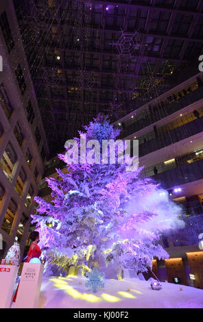 Tokio, Japan. November 2017. Im Erdgeschoss des Tokyo JP Tower KITTE steht ein 14,5 Meter hoher Weihnachtsbaum, der am Mittwoch, den 22. November 2017, die frohe Jahreszeit feiert. Quelle: Natsuki Sakai/AFLO/Alamy Live News Stockfoto