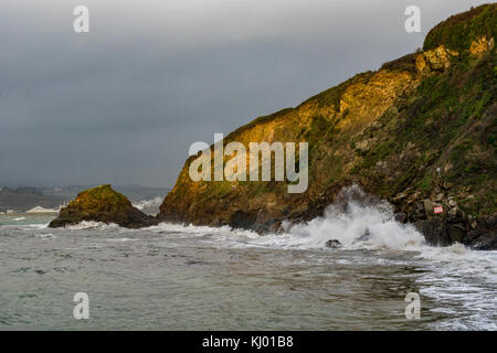 Porthleven, Cornwall. 22.. November 2017. UK Wetter: Polkerris, St Austell, Cornwall, UK, 22/11/2017. Die Sturmtruppe landet am Hafen von Polkerris in der St. Austell Bay. Quelle: James Pearce/Alamy Live News Stockfoto