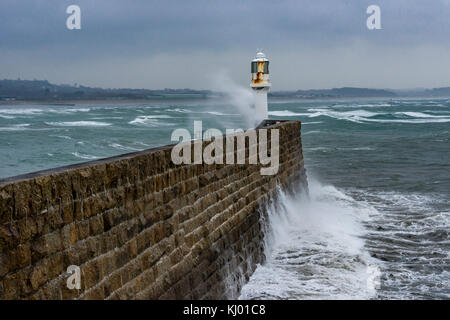 Camborne, Cornwall. 22 Nov, 2017.de Wetter: Penzance, Cornwall, UK. gale Force winds Hit in den Süden von Cornwall bringen Regen und schwere atlantische Dünung. Credit: James Pearce/alamy leben Nachrichten Stockfoto