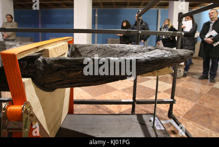 Ettal, Deutschland. November 2017. Ein teilweise enthülltes, etwa 3000 Jahre altes keltisches Langboot aus Eiche, ausgestellt im Kloster Ettal in Ettal, Deutschland, 23. November 2017. Das 15,5 Meter lange und mehr als zwei Tonnen schwere Objekt ist eine Ausstellung der Bayerischen Landesausstellung 2018 „Wald, Berg und Königstraum – der Mythos von Bayern“ im Kloster Ettal. Das in den 1980er Jahren am Starnberger See gefundene Langboot wurde nach jahrzehntelangen Restaurierungsarbeiten erstmals der Öffentlichkeit vorgestellt. Quelle: Karl-Josef Hildenbrand/dpa/Alamy Live News Stockfoto