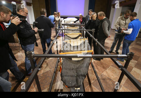 Ettal, Deutschland. November 2017. Ein teilweise enthülltes, etwa 3000 Jahre altes keltisches Langboot aus Eiche, ausgestellt im Kloster Ettal in Ettal, Deutschland, 23. November 2017. Das 15,5 Meter lange und mehr als zwei Tonnen schwere Objekt ist eine Ausstellung der Bayerischen Landesausstellung 2018 „Wald, Berg und Königstraum – der Mythos von Bayern“ im Kloster Ettal. Das in den 1980er Jahren am Starnberger See gefundene Langboot wurde nach jahrzehntelangen Restaurierungsarbeiten erstmals der Öffentlichkeit vorgestellt. Quelle: Karl-Josef Hildenbrand/dpa/Alamy Live News Stockfoto