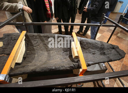 Ettal, Deutschland. November 2017. Ein teilweise enthülltes, etwa 3000 Jahre altes keltisches Langboot aus Eiche, ausgestellt im Kloster Ettal in Ettal, Deutschland, 23. November 2017. Das 15,5 Meter lange und mehr als zwei Tonnen schwere Objekt ist eine Ausstellung der Bayerischen Landesausstellung 2018 „Wald, Berg und Königstraum – der Mythos von Bayern“ im Kloster Ettal. Das in den 1980er Jahren am Starnberger See gefundene Langboot wurde nach jahrzehntelangen Restaurierungsarbeiten erstmals der Öffentlichkeit vorgestellt. Quelle: Karl-Josef Hildenbrand/dpa/Alamy Live News Stockfoto