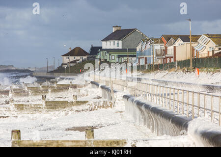 Tywyn, Großbritannien. 23 Nov, 2017. de Wetter. Starke Winde und große Wellen lassen Sie eine Schicht von Sea Foam für die Prom in tywyn macht es den Anschein, dass es schneit wurde. Quelle: Jon Freeman/alamy leben Nachrichten Stockfoto