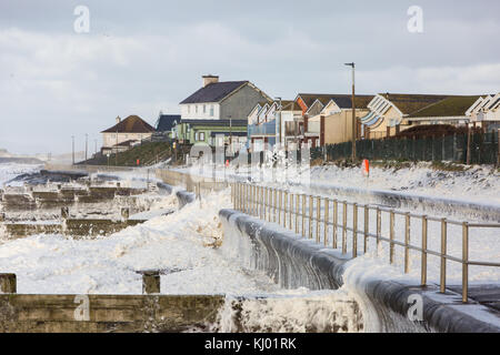 Tywyn, Großbritannien. 23 Nov, 2017. de Wetter. Starke Winde und große Wellen lassen Sie eine Schicht von Sea Foam für die Prom in tywyn macht es den Anschein, dass es schneit wurde. Quelle: Jon Freeman/alamy leben Nachrichten Stockfoto