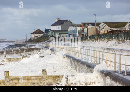 Tywyn, Großbritannien. 23 Nov, 2017. de Wetter. Starke Winde und große Wellen lassen Sie eine Schicht von Sea Foam für die Prom in tywyn macht es den Anschein, dass es schneit wurde. Quelle: Jon Freeman/alamy leben Nachrichten Stockfoto