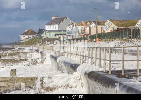 Tywyn, Großbritannien. 23 Nov, 2017. de Wetter. Starke Winde und große Wellen lassen Sie eine Schicht von Sea Foam für die Prom in tywyn macht es den Anschein, dass es schneit wurde. Quelle: Jon Freeman/alamy leben Nachrichten Stockfoto