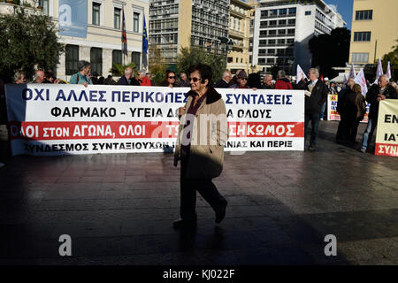 Athen, Griechenland. 23 Nov, 2017. Rentner protestieren gegen Kürzungen bei Renten und Gesundheitsversorgung in Athen, Griechenland. Credit: Nicolas koutsokostas/alamy leben Nachrichten Stockfoto