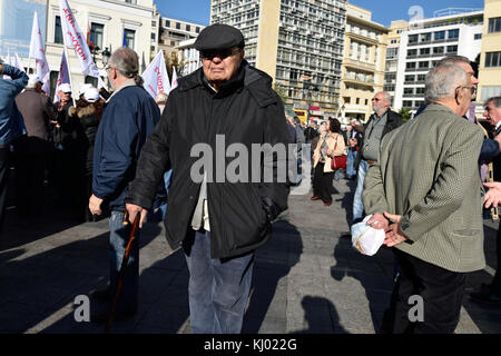 Athen, Griechenland. 23 Nov, 2017. Rentner protestieren gegen Kürzungen bei Renten und Gesundheitsversorgung in Athen, Griechenland. Credit: Nicolas koutsokostas/alamy leben Nachrichten Stockfoto