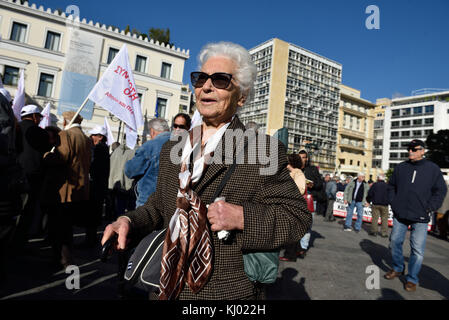 Athen, Griechenland. 23 Nov, 2017. Rentner protestieren gegen Kürzungen bei Renten und Gesundheitsversorgung in Athen, Griechenland. Credit: Nicolas koutsokostas/alamy leben Nachrichten Stockfoto