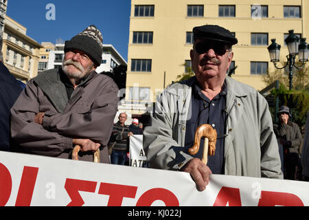 Athen, Griechenland. November 2017. Rentner protestieren gegen Kürzungen der Renten- und Gesundheitsdienste in Athen, Griechenland. Quelle: Nicolas Koutsokostas/Alamy Live News Stockfoto