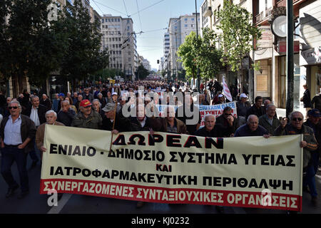 Athen, Griechenland. 23 Nov, 2017. Rentner März gegen Kürzungen bei Renten und Gesundheitsversorgung in Athen, Griechenland. Credit: Nicolas koutsokostas/alamy leben Nachrichten Stockfoto