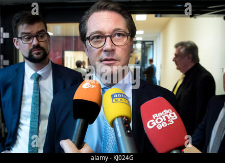 München, Deutschland. November 2017. CSU-Generalsekretär Andreas Scheuer sprach vor der Presse nach einer Sondersitzung der CSU-Landtagsfraktion im Gebäude des Bayerischen Landtags in München, 23. November 2017. Der bayerische Ministerpräsident Seehofer plant, seine Zukunftspläne nach wochenlangen Machtkämpfen innerhalb der Partei und dem Stillstand der Verhandlungen über Jamaika öffentlich zu machen. Quelle: Sven Hoppe/dpa/Alamy Live News Stockfoto