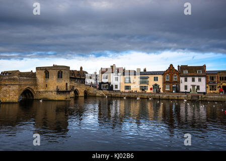 Fluss Great Ouse mit dem mittelalterlichen St Leger Kapellbrücke in St Ives, Cambridgeshire, England, UK. Stockfoto