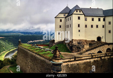 Europa, Deutschland, Sachsen, Festung Königstein (Deutsch: Festung Königstein), die 'Sächsische Bastille', ist eine Festung auf einem Hügel in der Nähe von Dresden, der Sächsischen Schweiz, Deutschland, oberhalb des Ortes Königstein am linken Ufer der Elbe. Es ist eines der größten Hügel Festungen in Europa und sitzt auf dem Table Hill mit dem gleichen Namen. Stockfoto