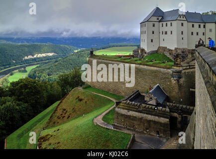 Europa, Deutschland, Sachsen, Festung Königstein (Deutsch: Festung Königstein), die 'Sächsische Bastille', ist eine Festung auf einem Hügel in der Nähe von Dresden, der Sächsischen Schweiz, Deutschland, oberhalb des Ortes Königstein am linken Ufer der Elbe. Es ist eines der größten Hügel Festungen in Europa und sitzt auf dem Table Hill mit dem gleichen Namen. Stockfoto