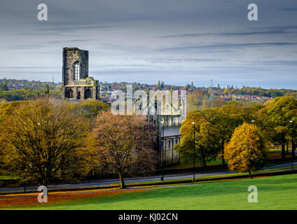 Kirkstall Abbey im Herbst. Leeds, Großbritannien Stockfoto