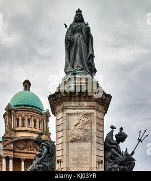 England, East Riding von Yorkshire, Kingston upon Hull City, Statue von Queen Victoria und Hull City Hall Stockfoto