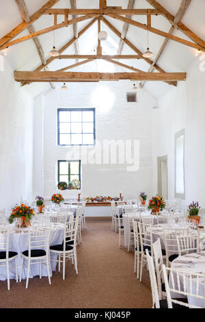 Hochzeit Tabellen mit Einstellungen und Blumenarrangements Stockfoto