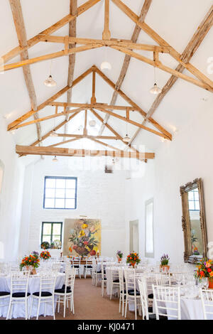 Hochzeit Tabellen mit Einstellungen und Blumenarrangements Stockfoto