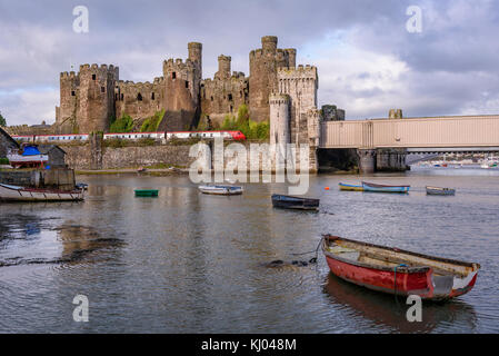 Conwy Castle. Virgin Voyager Zug Stockfoto