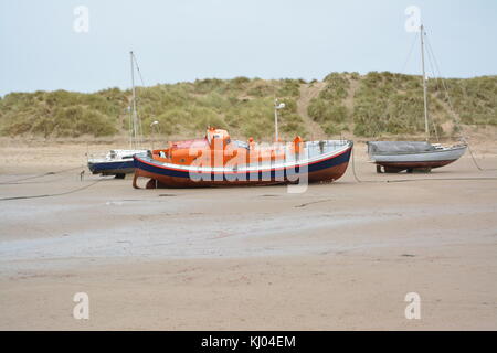 Ebbe auf dem Afon mawddach Estuary bewölkten Tag suchen aus den Hafen von Bagenkop ein rnli Leben Boot und andere Boote North Wales snowdonia Großbritannien Stockfoto