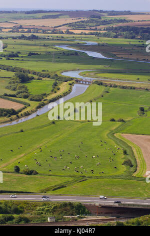 Blick über Lewes Brooks Feuchtgebiet und den Fluss Ouse. Vom Mount Caburn, in der Nähe von Lewes, Sussex, England. August. Stockfoto