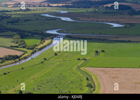 Blick über Lewes Brooks Feuchtgebiet und den Fluss Ouse. Vom Mount Caburn, in der Nähe von Lewes, Sussex, England. August. Stockfoto