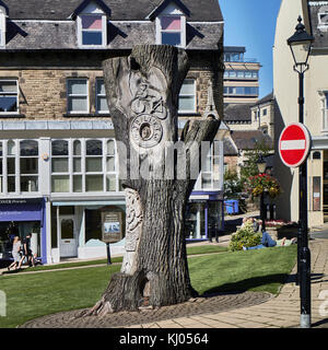 England, NorthYorkshire, Harrogate, Kurort, Montpellier Quartal; trong von Baum Skulptur; hat die Erinnerung an die Tour de France juillet 56 Stockfoto