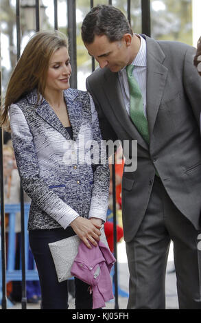 PALMA DE MALLORCA, SPANIEN - 20. APRIL: Spanische Könige - Prinzessin Letizia von Spanien, Prinz Felipe von Spanien, Königin Sofia von Spanien, Prinzessin Sofia von Spanien, Prinzessin Leonor von Spanien, König Juan Carlos von Spanien und Prinzessin Elena von Spanien nehmen am 20. April 2014 an der Ostermesse in der Kathedrale von Palma de Mallorca Teil. Leute: Rincess Letizia von Spanien Prinz Felipe von Spanien Stockfoto