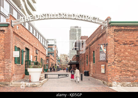 Toronto, Kanada - 13. Oktober 2017: Eintritt zum historischen Distillery District in Toronto. Provinz Ontario, Kanada Stockfoto