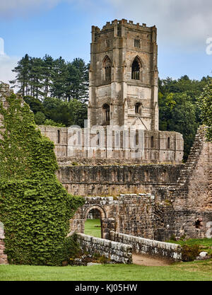 England, NorthYorkshire; die Ruinen des 12. Jahrhunderts Zisterzienserabtei als Fountains Abbey, eines der schönsten Beispiele der klösterlichen Architektur in der Welt bekannt. Der Turm von Abt Huby, (1495-1526), dominiert das Tal noch Landschaft. Zusammen mit seinen umliegenden 800 Morgen des 18.Jahrhunderts angelegten Parklandschaft, Fountains Abbey wurde von der UNESCO zum Weltkulturerbe ernannt. North Yorkshire, England, UK. Ca. 1995. | Lage: in der Nähe von Bedale, Yorkshire, England, UK. Stockfoto