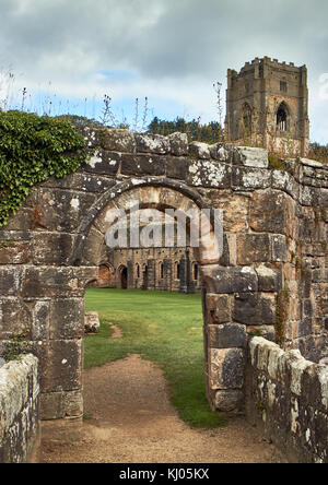 England, NorthYorkshire; die Ruinen des 12. Jahrhunderts Zisterzienserabtei als Fountains Abbey, eines der schönsten Beispiele der klösterlichen Architektur in der Welt bekannt. Der Turm von Abt Huby, (1495-1526), dominiert das Tal noch Landschaft. Zusammen mit seinen umliegenden 800 Morgen des 18.Jahrhunderts angelegten Parklandschaft, Fountains Abbey wurde von der UNESCO zum Weltkulturerbe ernannt. North Yorkshire, England, UK. Ca. 1995. | Lage: in der Nähe von Bedale, Yorkshire, England, UK. Stockfoto