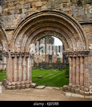 England, NorthYorkshire; Romanische Bogen; North Yorkshire die Ruinen des 12. Jahrhunderts Zisterzienserabtei als Fountains Abbey, eines der schönsten Beispiele der klösterlichen Architektur in der Welt bekannt. Der Turm von Abt Huby, (1495-1526), dominiert das Tal noch Landschaft. Zusammen mit seinen umliegenden 800 Morgen des 18.Jahrhunderts angelegten Parklandschaft, Fountains Abbey wurde von der UNESCO zum Weltkulturerbe ernannt. North Yorkshire, England, UK. Ca. 1995. | Lage: in der Nähe von Bedale, Yorkshire, England, UK. Stockfoto