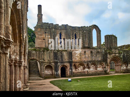 England, NorthYorkshire; die Ruinen des 12. Jahrhunderts Zisterzienserabtei als Fountains Abbey, eines der schönsten Beispiele der klösterlichen Architektur in der Welt bekannt. Der Turm von Abt Huby, (1495-1526), dominiert das Tal noch Landschaft. Zusammen mit seinen umliegenden 800 Morgen des 18.Jahrhunderts angelegten Parklandschaft, Fountains Abbey wurde von der UNESCO zum Weltkulturerbe ernannt. North Yorkshire, England, UK. Ca. 1995. | Lage: in der Nähe von Bedale, Yorkshire, England, UK. Stockfoto