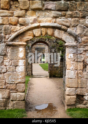 England, NorthYorkshire; Romanische Bogen; Drei Türen; aufeinanderfolgende; North Yorkshire die Ruinen des 12. Jahrhunderts Zisterzienserabtei als Fountains Abbey, eines der schönsten Beispiele der klösterlichen Architektur in der Welt bekannt. Der Turm von Abt Huby, (1495-1526), dominiert das Tal noch Landschaft. Zusammen mit seinen umliegenden 800 Morgen des 18.Jahrhunderts angelegten Parklandschaft, Fountains Abbey wurde von der UNESCO zum Weltkulturerbe ernannt. North Yorkshire, England, UK. Ca. 1995. | Lage: in der Nähe von Bedale, Yorkshire, England, UK. Stockfoto