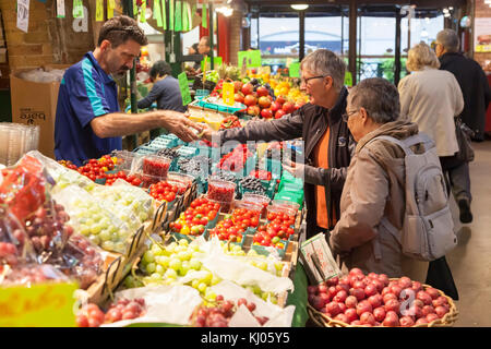 Toronto, Kanada - 13.Oktober 2017: Früchte und vegatebles stand auf dem St. Lawrence Markt in Toronto, Kanada Stockfoto