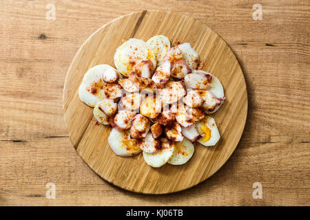 Pulpo a la Gallega. galizischen Octopus auf Holz. typisch spanische Speisen Stockfoto