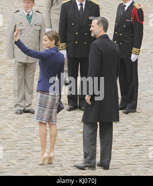 Paris, Frankreich - 24. März: König Felipe von Spanien und Königin Letizia von Spanien zu französische Präsident François Hollande hören wie er Medien nach ihrem Treffen im Elysee Präsidentenpalast Adressen, am 24. März 2015 in Paris, Frankreich. dem König und der Königin von Spanien beschlossen hat, den geplanten Staatsbesuch in Frankreich nach einem Germanwings airbus a320 Flugzeug in den französischen Alpen abgestürzt ist, wie sie von Barcelona nach Düsseldorf gereist. Personen: König Felipe von Spanien, Königin Letizia Stockfoto