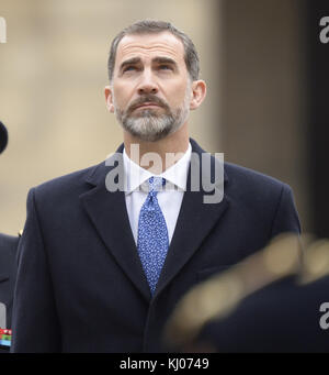 PARIS, FRANKREICH - 24. MÄRZ: König Felipe von Spanien und Königin Letizia von Spanien hören dem französischen Präsidenten Francois Hollande zu, während er nach ihrem Treffen im Elysee-Präsidentenpalast am 24. März 2015 in Paris vor den Medien spricht. Der König und die Königin von Spanien haben beschlossen, ihren geplanten Staatsbesuch in Frankreich abzubrechen, nachdem ein Flugzeug des Germanwings Airbus A320 in den französischen Alpen abgestürzt war, als es von Barcelona nach Düsseldorf reiste. Das Volk: König Felipe von Spanien, Königin Letizia Stockfoto