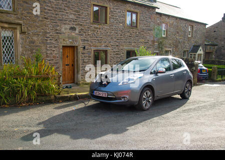 Ein Nissan Leaf Elektroauto außerhalb ein Cottage, Newton, Clitheroe, Lancashire, Großbritannien. Stockfoto