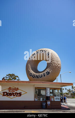 Donuts von Randy ist eine Bäckerei und ein Landmark-gebäude in Inglewood, Kalifornien Stockfoto