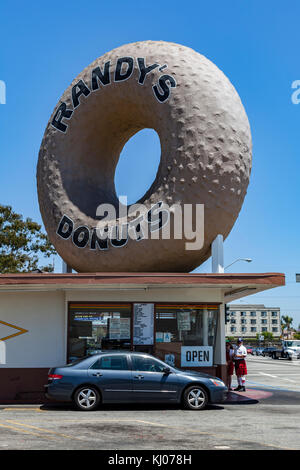 Donuts von Randy ist eine Bäckerei und ein Landmark-gebäude in Inglewood, Kalifornien Stockfoto