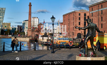 Die Statue von Billy Fury von Albert Dock und Mersey River, Liverpool, Merseyside, England, Vereinigtes Königreich, Europa Stockfoto