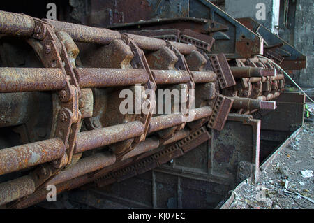 Alte Fabrik Förderband in einem verlassenen Gießerei. Große rostige Maschine. Stockfoto