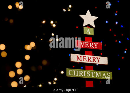 Miniatur Dekoration Weihnachtsbaum mit bokeh Hintergrund Stockfoto