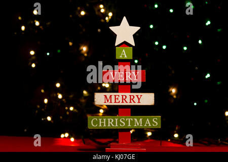 Miniatur Dekoration Weihnachtsbaum mit bokeh Hintergrund Stockfoto