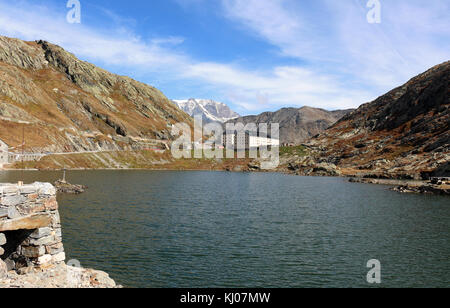 Blick über die italienische Grenze zur Schweiz, zwischen dem großen See von St. Bernard mit der berühmten Hospiz des Grossen St. Bernard in der Dist Stockfoto