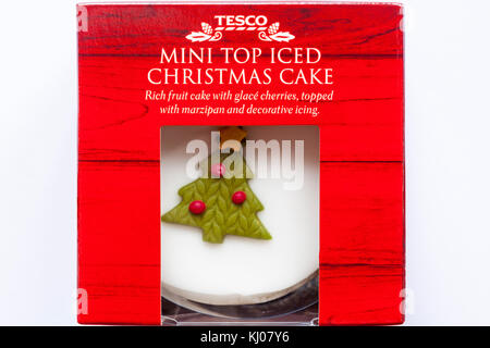 Tesco Mini top iced Christmas Cake - reiche Frucht Kuchen mit glace Kirschen, gekrönt mit Marzipan und dekorativen Vereisung auf weißem Hintergrund Stockfoto