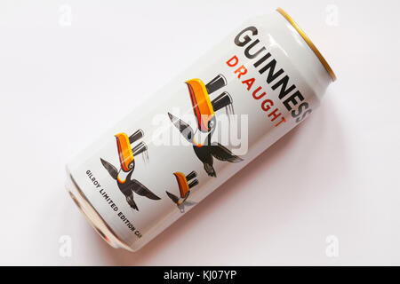 Guinness Draught - Limited Edition Guinness Dosen mit kultigen John gilroys Toucan Artwork - können einzelne auf weißem Hintergrund basierend auf ads Stockfoto